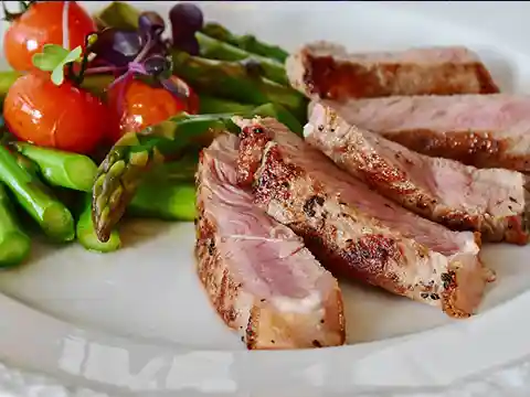 Alimentos de la dieta keto: aguacate, huevos, frutos secos y pescado, ideales para una alimentación baja en carbohidratos y alta en grasas saludables.