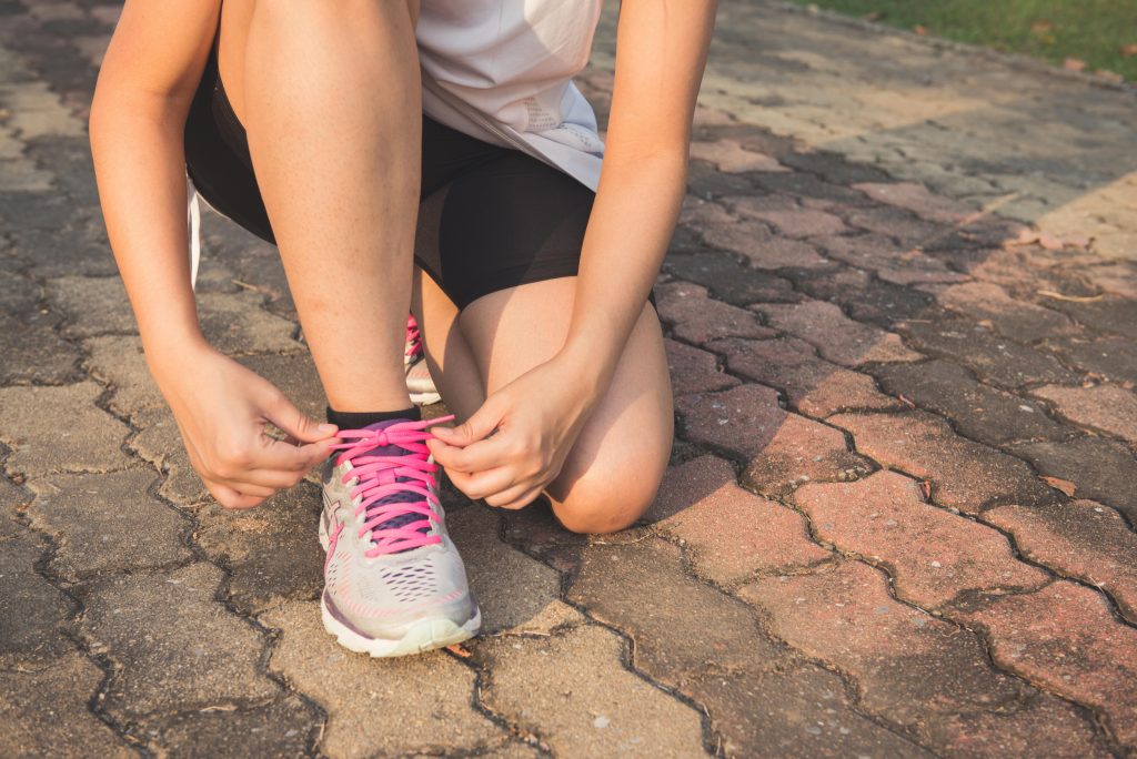 Persona realizando ejercicio para perder peso, combinando cardio y entrenamiento de fuerza para mejorar el metabolismo y la quema de grasa.
