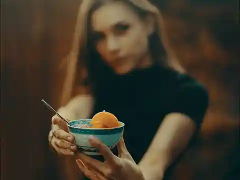 Persona practicando alimentación consciente, conectando con el acto de comer de forma pausada y emocionalmente presente.
