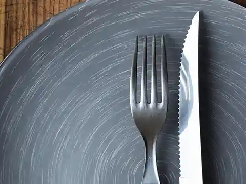 Ayuno intermitente con horarios y plato vacío, representando los beneficios para la salud y la pérdida de peso.