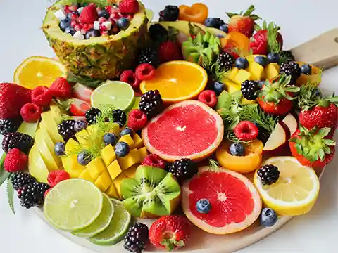 Alimentos ricos en fibra natural: frutas, verduras y legumbres. Mejora tu digestión con una dieta de fibra personalizada en consulta dietética.