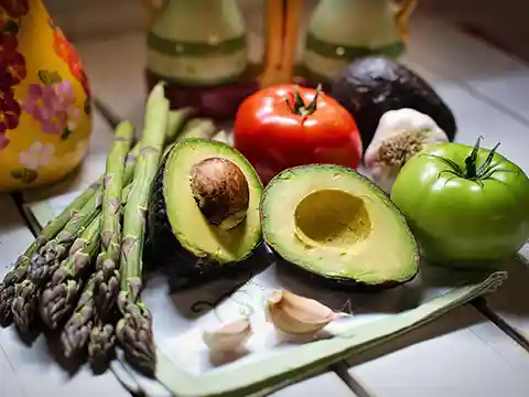 Infografía alimentos para mantener un hígado saludable rodeado de alimentos funcionales: alcachofa, brócoli, aguacate, limón y nueces. Apoyo nutricional al hígado de forma natural.