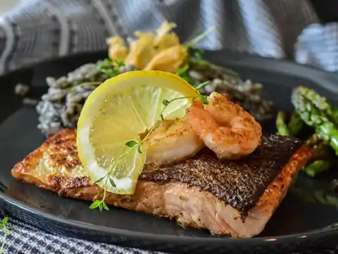 Plato saludable de dieta FODMAP con verduras bajas en FODMAP para mejorar el intestino irritable y tratar el SIBO de forma integrativa.