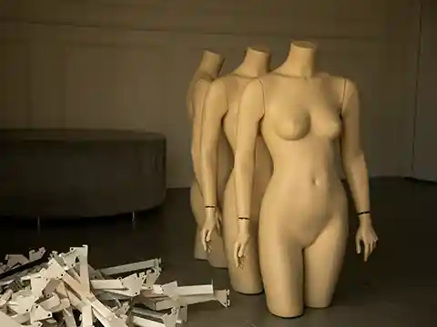 Persona observando su reflejo con aceptación, trabajando su imagen corporal desde la nutrición emocional y el autocuidado.