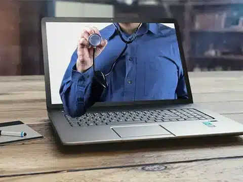 Consulta online con dietista o nutricionista, atención profesional a distancia con conexión directa desde el ordenador.