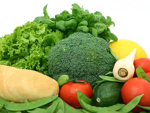 Verduras frescas como brócoli, tomate, lechuga, calabacín y espinacas, ideales en una dieta alcalina para reducir la acidez del organismo y mejorar la salud digestiva.